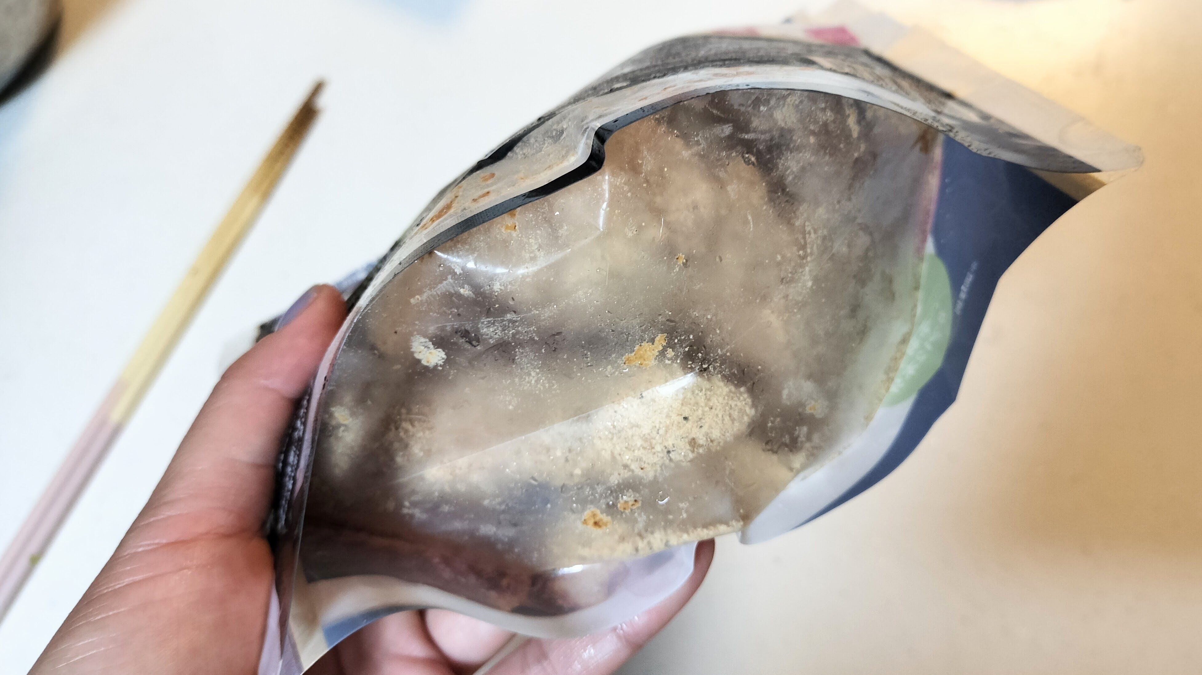 よく振ってもみこんで衣をつける様子を裏から確認する