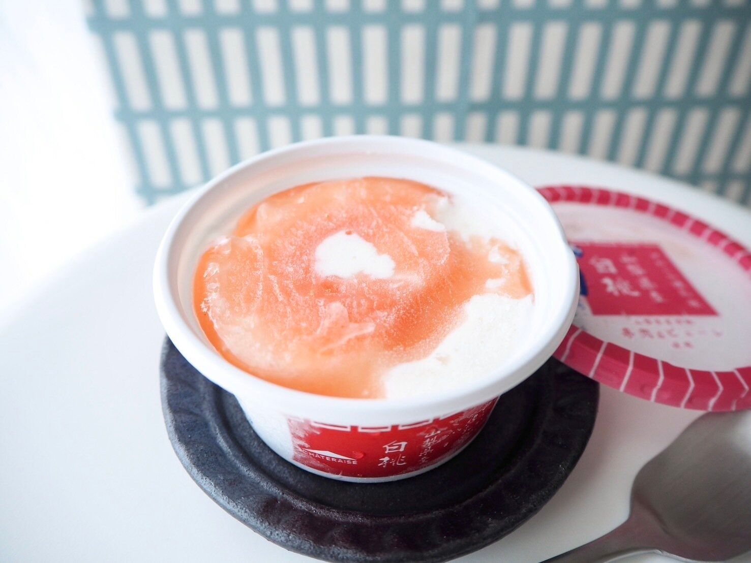 シャトレーゼ「白州名水かき氷Premium やわらか練乳氷 山梨県産白桃」商品写真