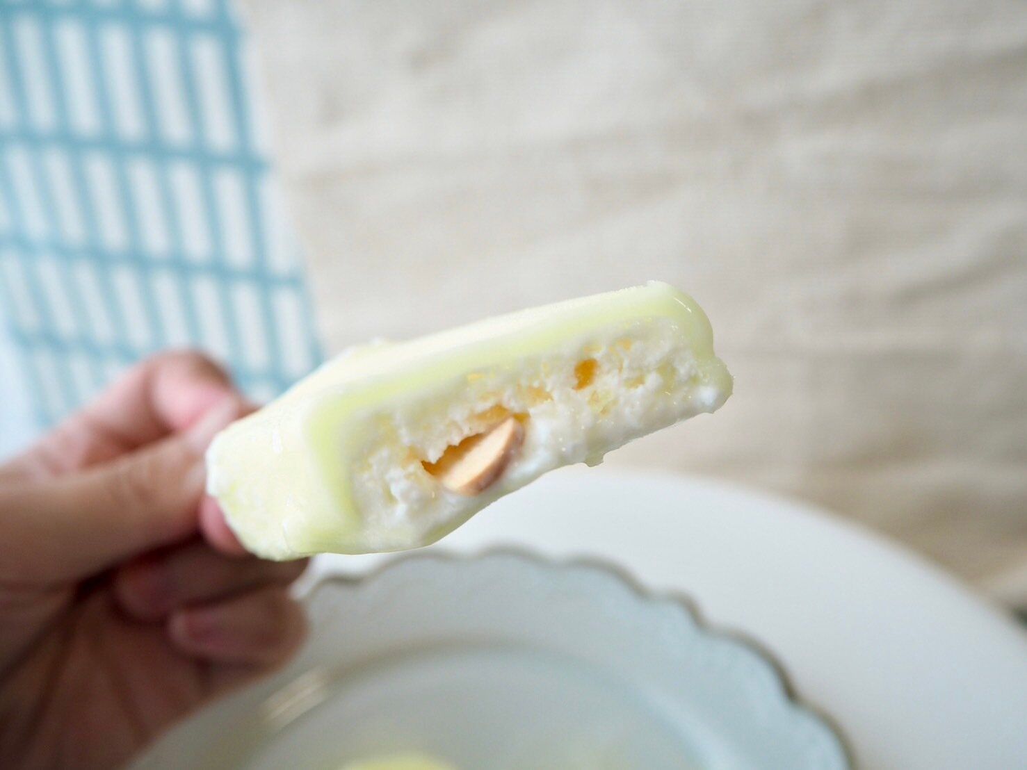 シャトレーゼ「やわらか氷バー ピール香る瀬戸内レモン」断面写真