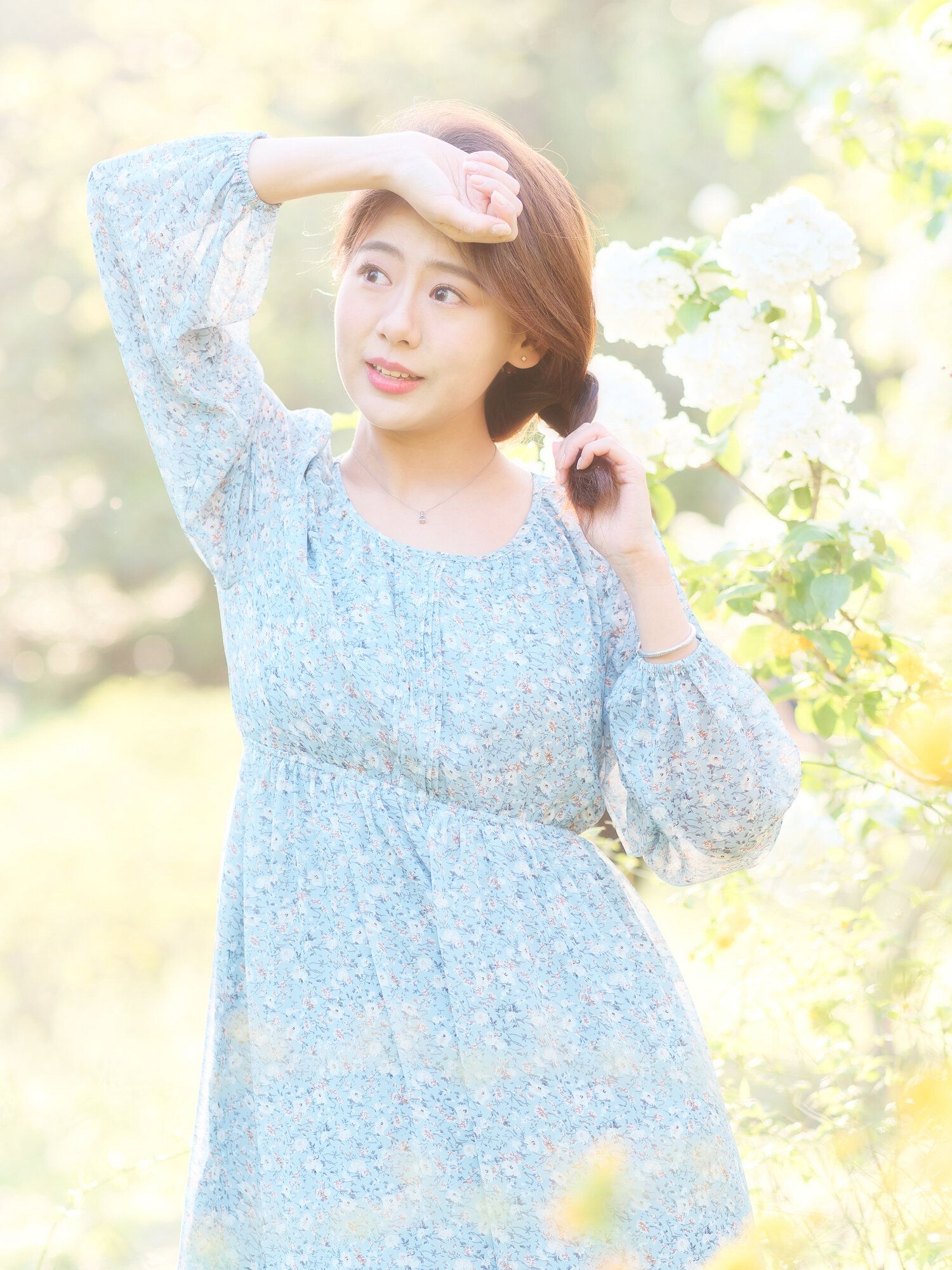 ドレスを着たエレガントな中国人少女の肖像画は、晴れた日に森林公園で気楽な時間を楽しんでいます。魅力的な若い中国の陽気でスタイリッシュな女性の屋外ファッションの肖像画。