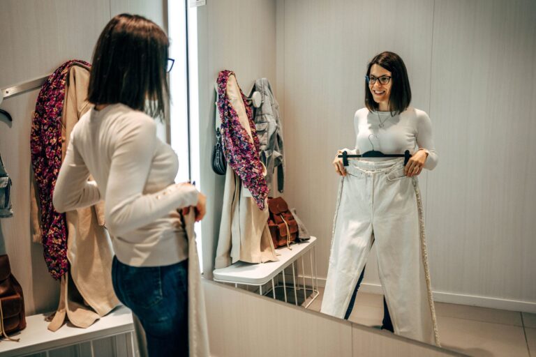 「あれ、今日ワンピ着て来たっけ？」ズボンの片側に両足を突っ込んだまま出勤しちゃった女性！爆笑を誘った「アシンメトリーの最先端オシャレ」に注目