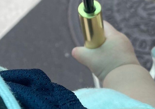 【9.2万人が悶絶】傘を一緒に持ってくれた生後8カ月の娘。ママを手伝う優しい小さな手が「愛おしすぎる」