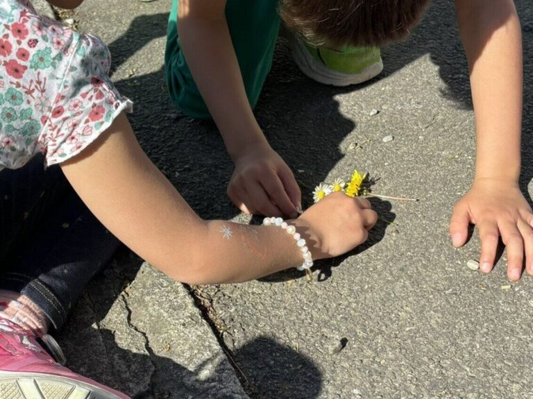 瀕死状態のミツバチを発見した6歳と5歳のきょうだい。献身的な救護活動に5.3万件以上のいいね