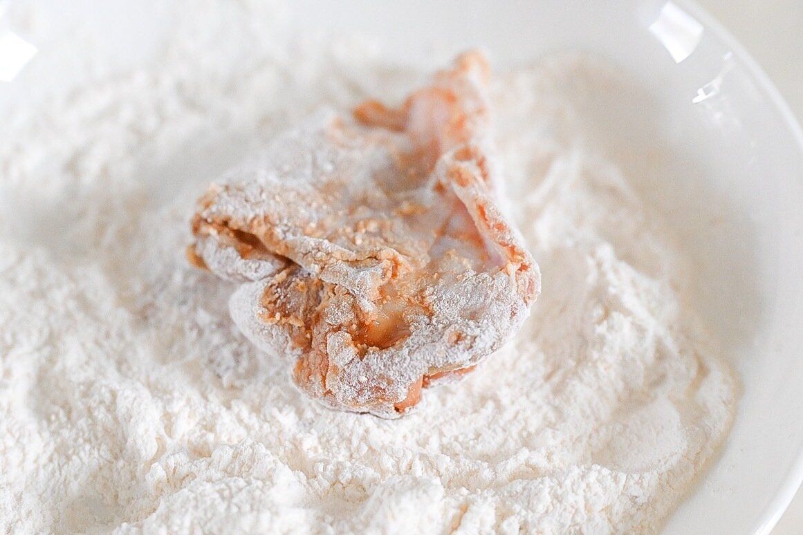 唐揚げ粉を塗した鶏モモ肉