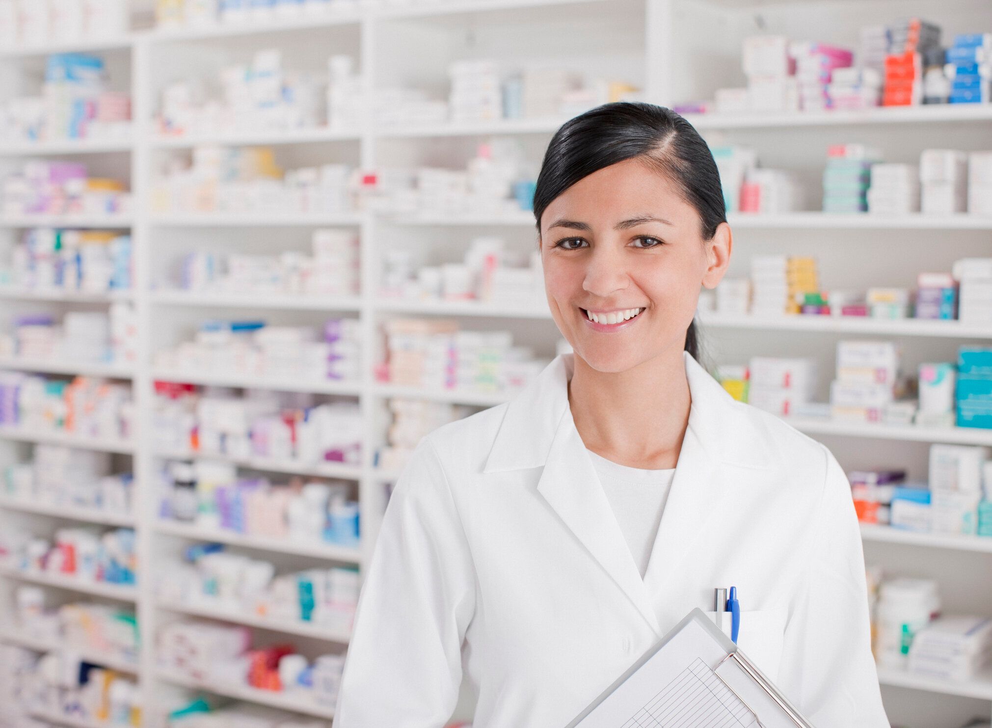 薬剤師に立って微笑むドラッグストア