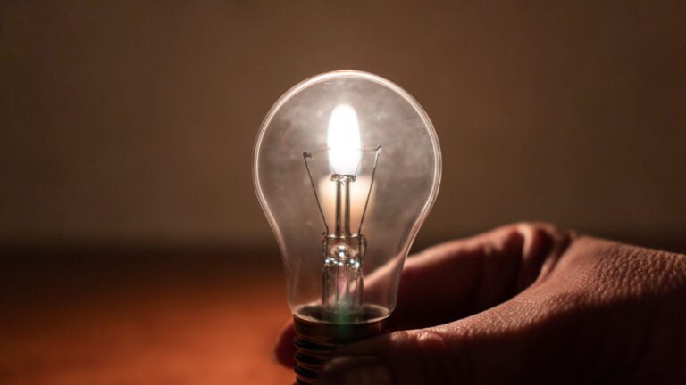 【停電対策】二刀流で安心！真っ暗でも灯りとして大活躍するいつものアイテム3選