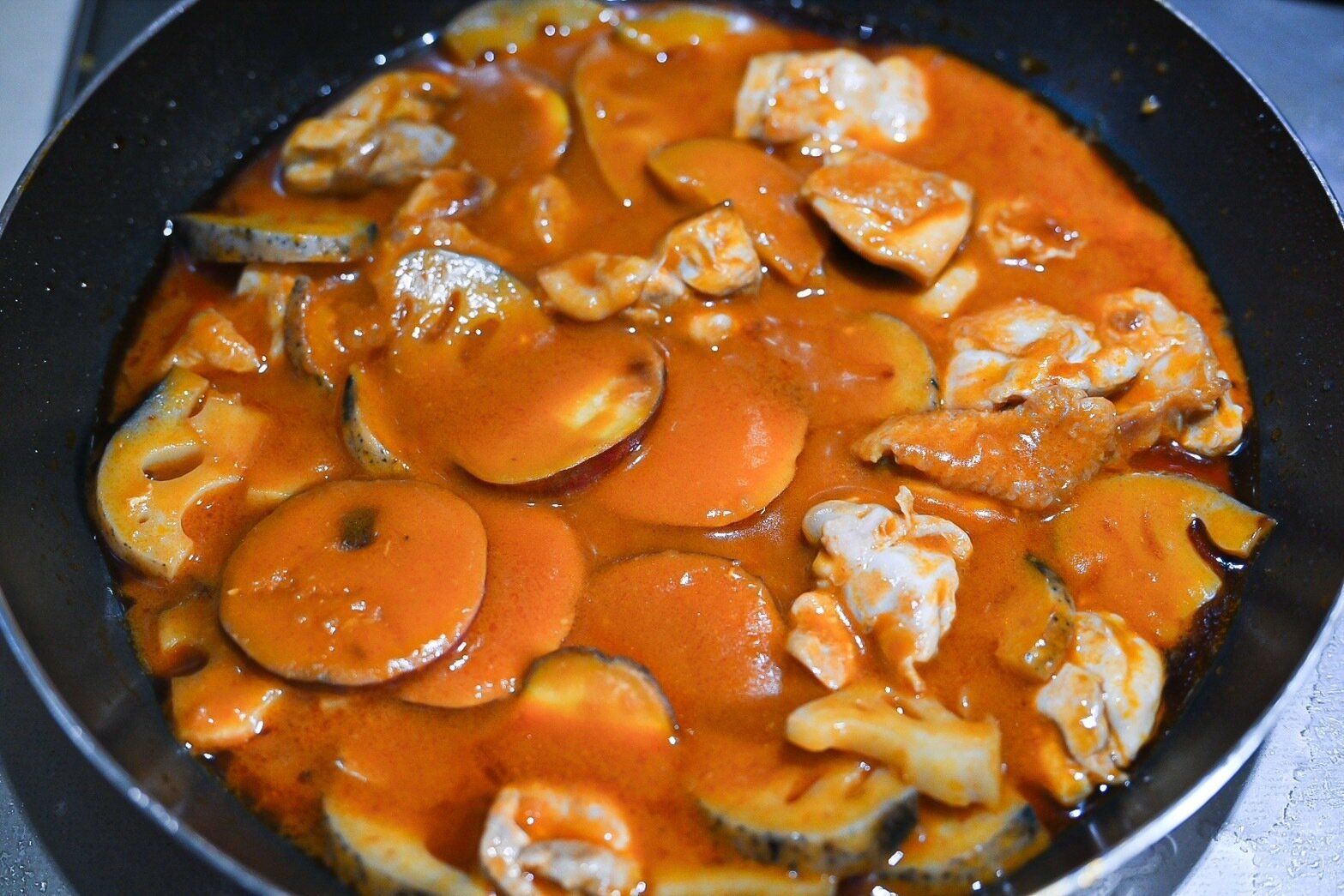 フライパンに入った秋野菜のバターチキンカレー