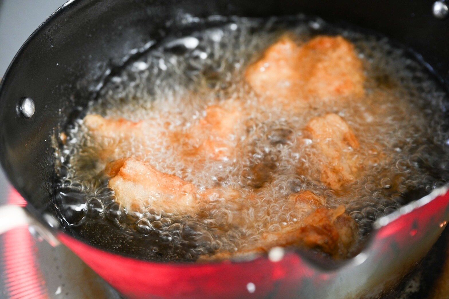 あげている唐揚げ