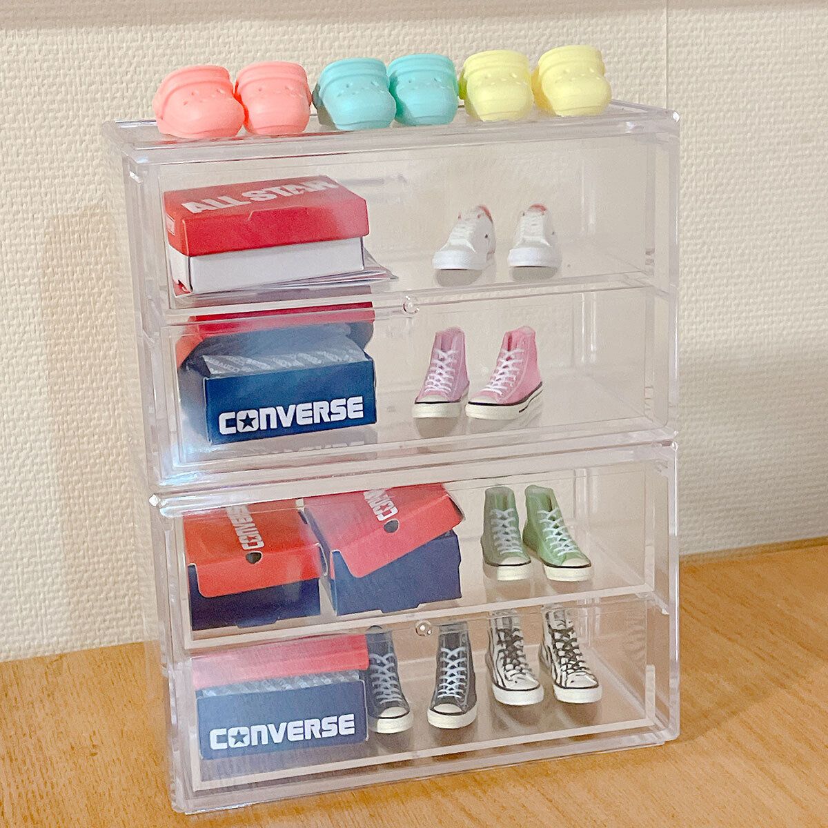 コンバースのミニチュアと一緒に