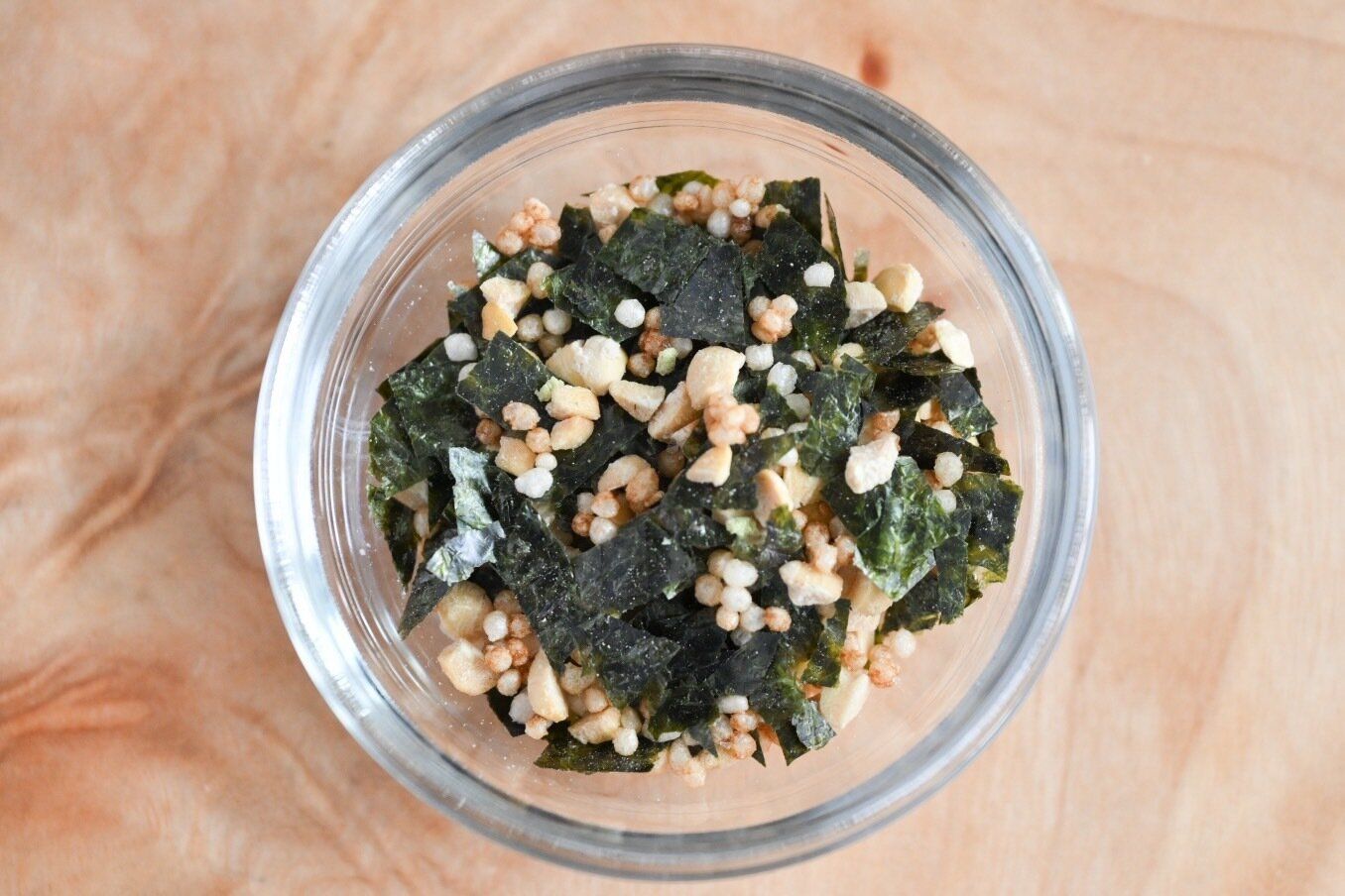 ガラス容器に入った海苔と納豆のふりかけ