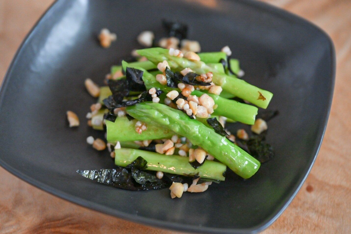 皿に盛られたアスパラガスの海苔と納豆のふりかけ和え