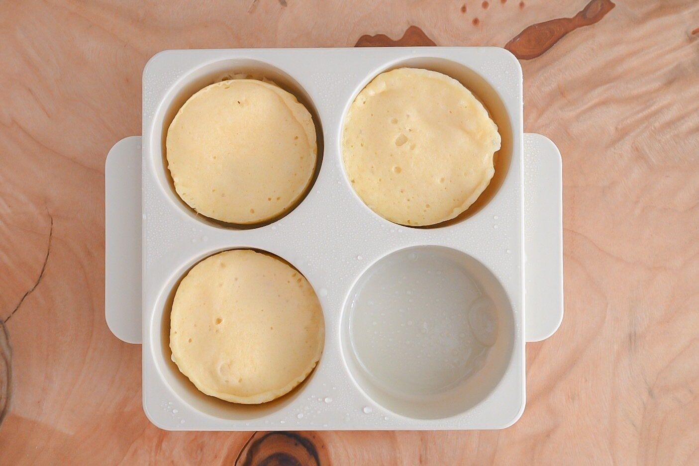 加熱した仕切り付きパンケーキメーカー