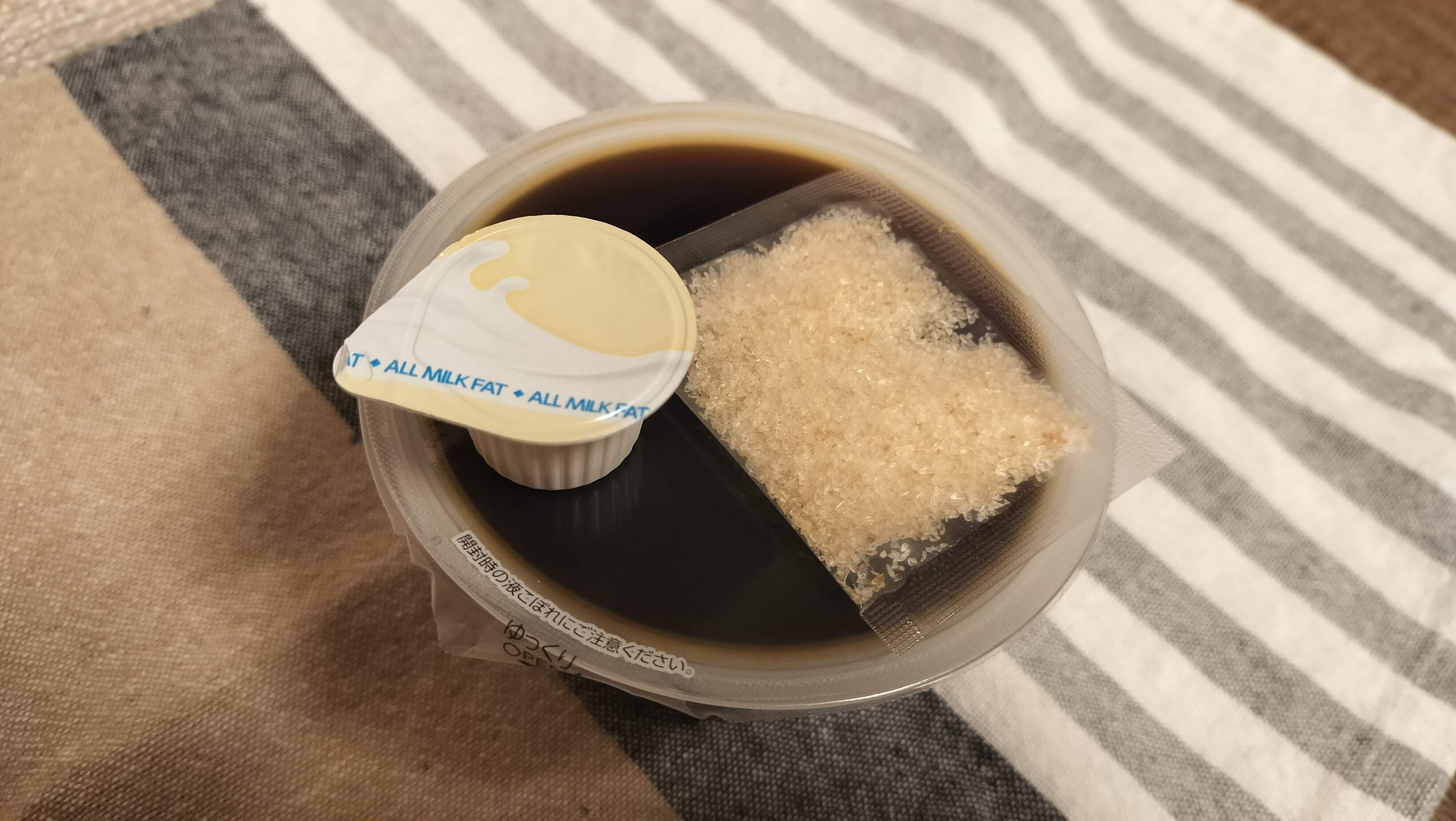 ゼリーとミルク、ブラウンシュガーが入っている