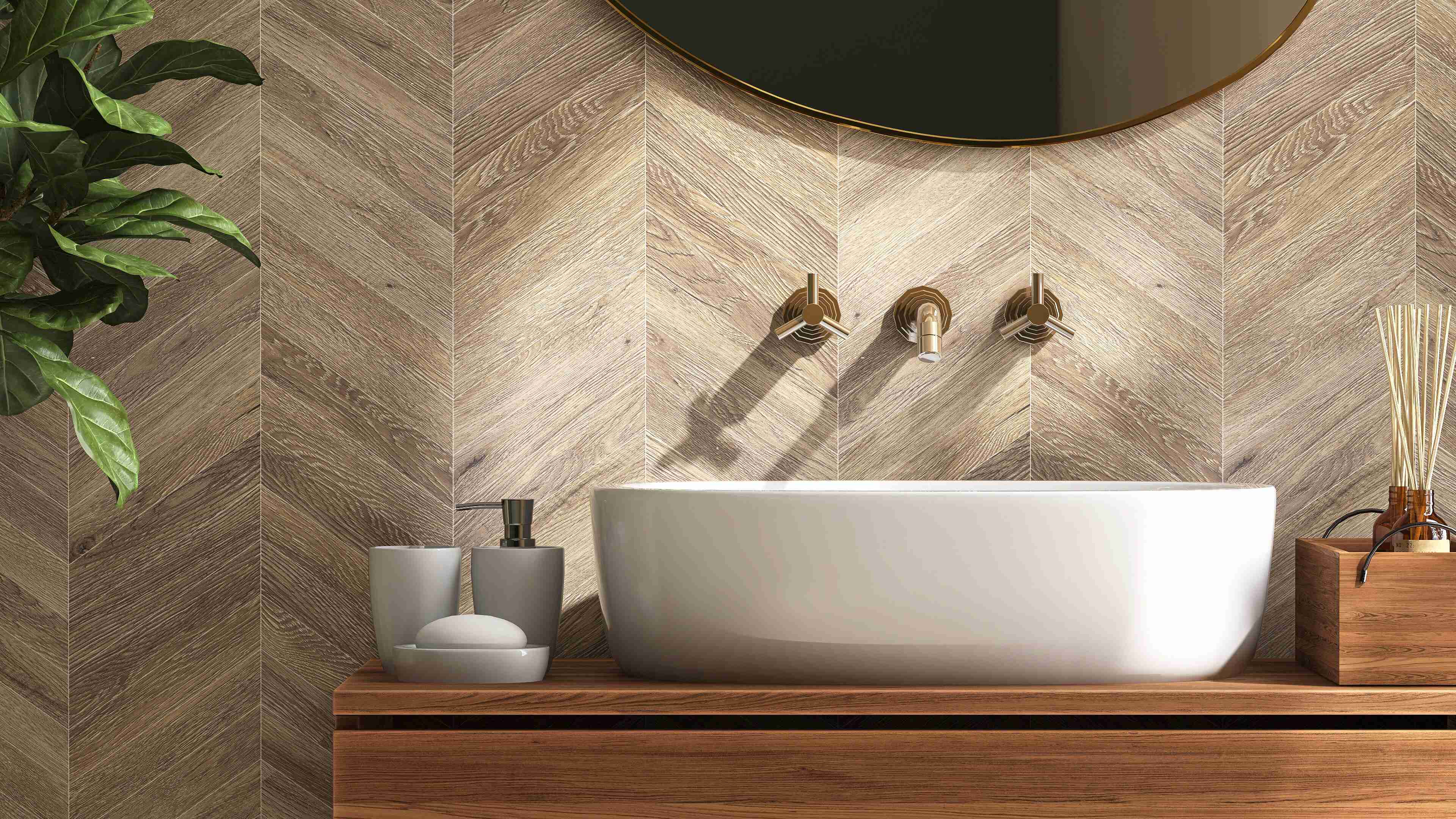 石鹸ディスペンサー、木製の洗面化粧台カウンタートップの白い洗面台ボウル、ホットとコールドのデッキマウントの蛇口、茶色のヘリンボーンタイルの壁に日光の鏡