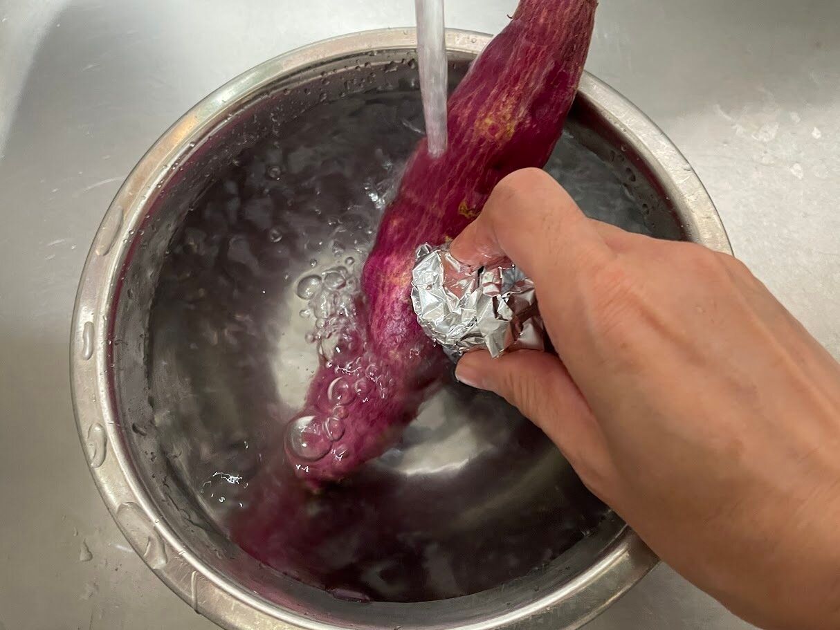 さつまいもを洗う