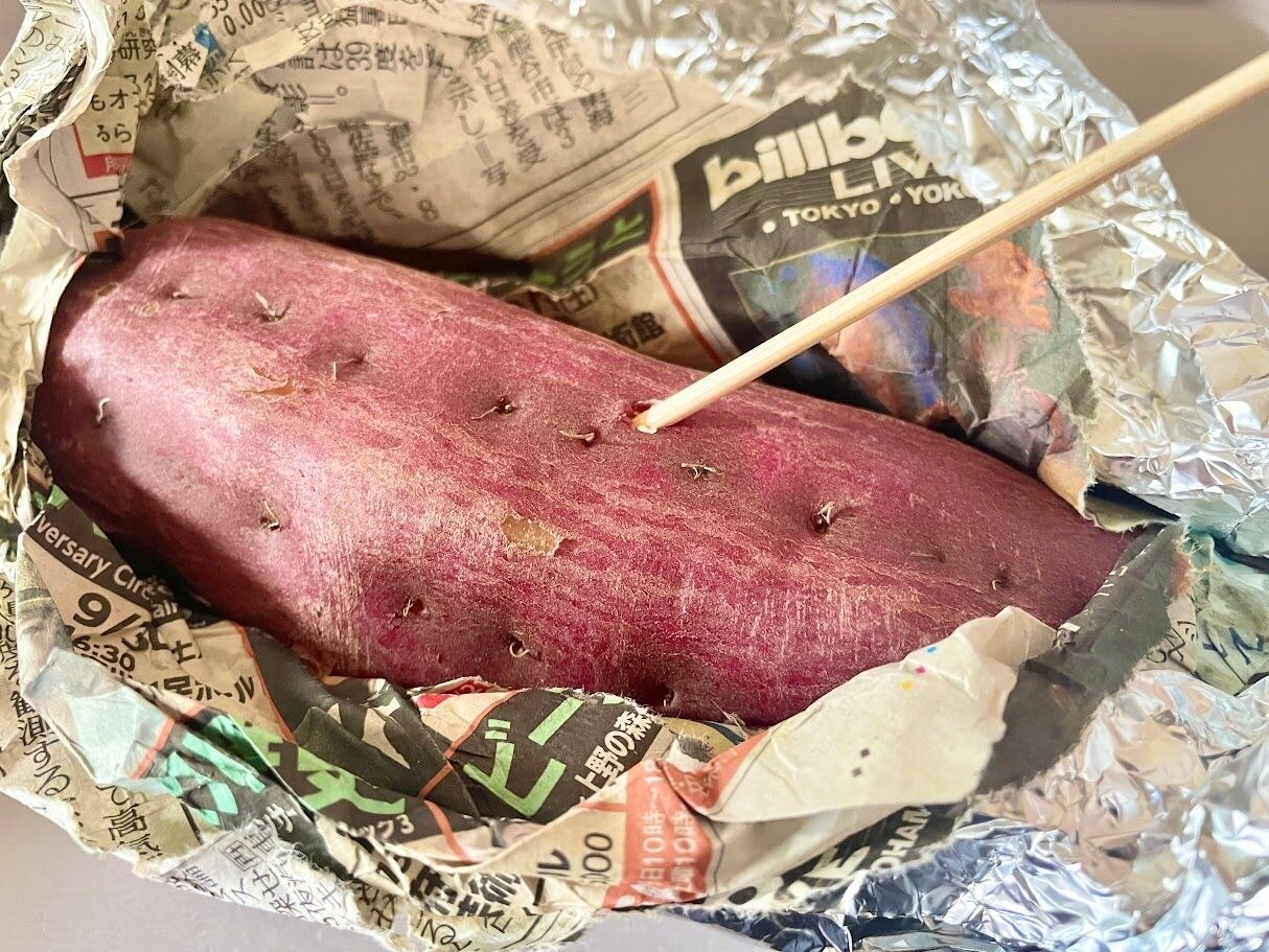 冷ました焼き芋に竹串を刺す