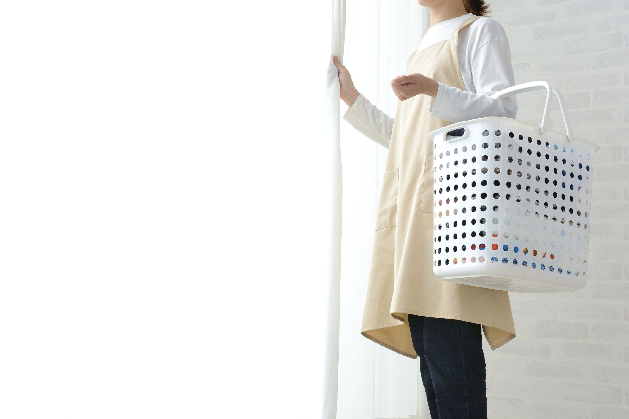 屋外で洗濯物を乾かそうとしている女性