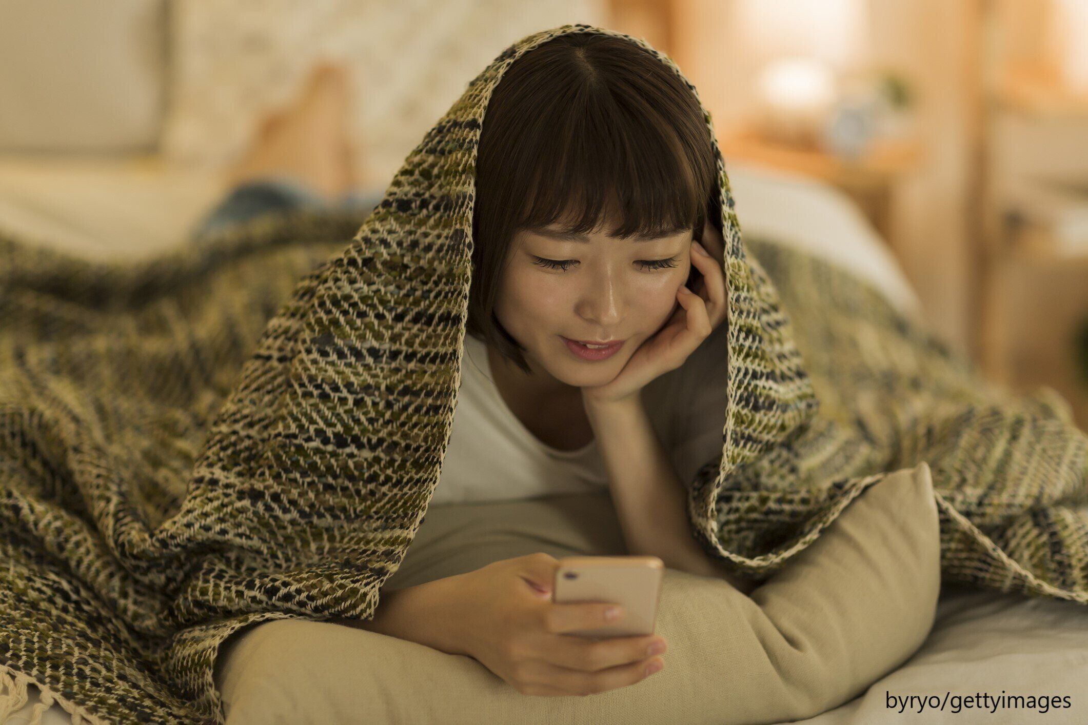 スマホを見ている画像