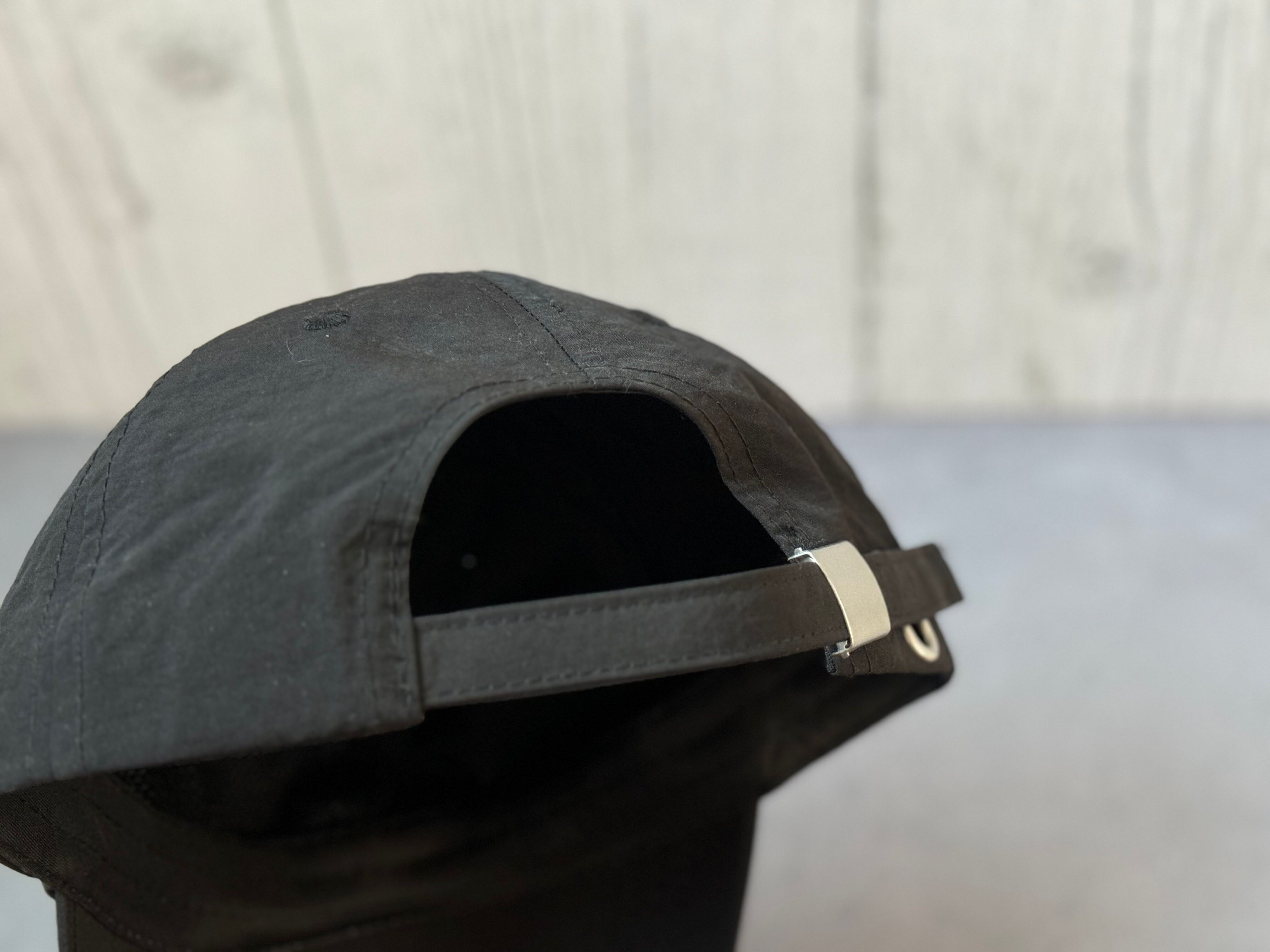 3COINSの「UV キャップロゴ」