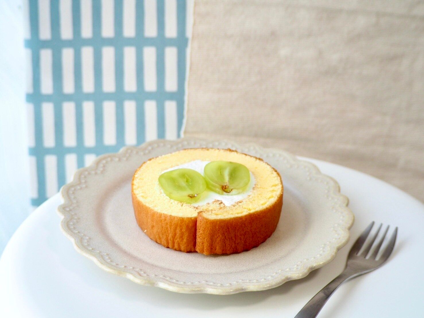 シャトレーゼ「山梨県産シャインマスカットのふんわりロール」商品写真