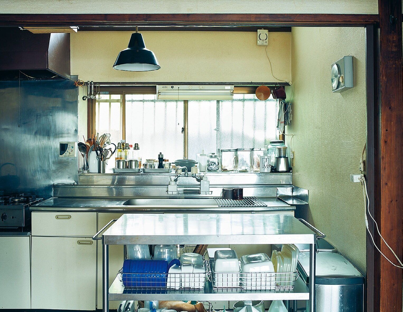 ツールや調味料などは、窓辺に並べて見せる収納に。使う物にすぐ手が届きます。