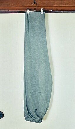 パンツは裾から吊るすとシワにならない。