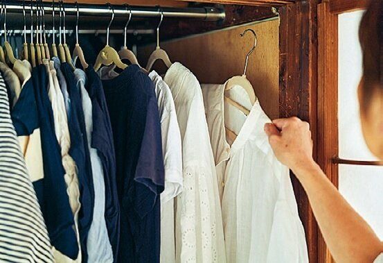 一回着てまだ洗わない服は右端にかけ他と区別。