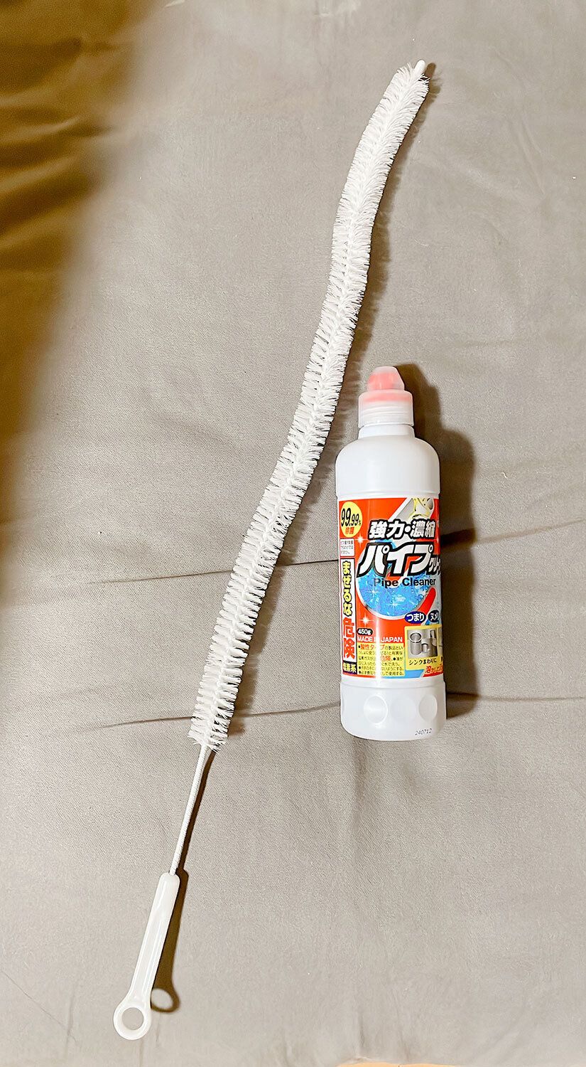 パイプ用洗剤とブラシ