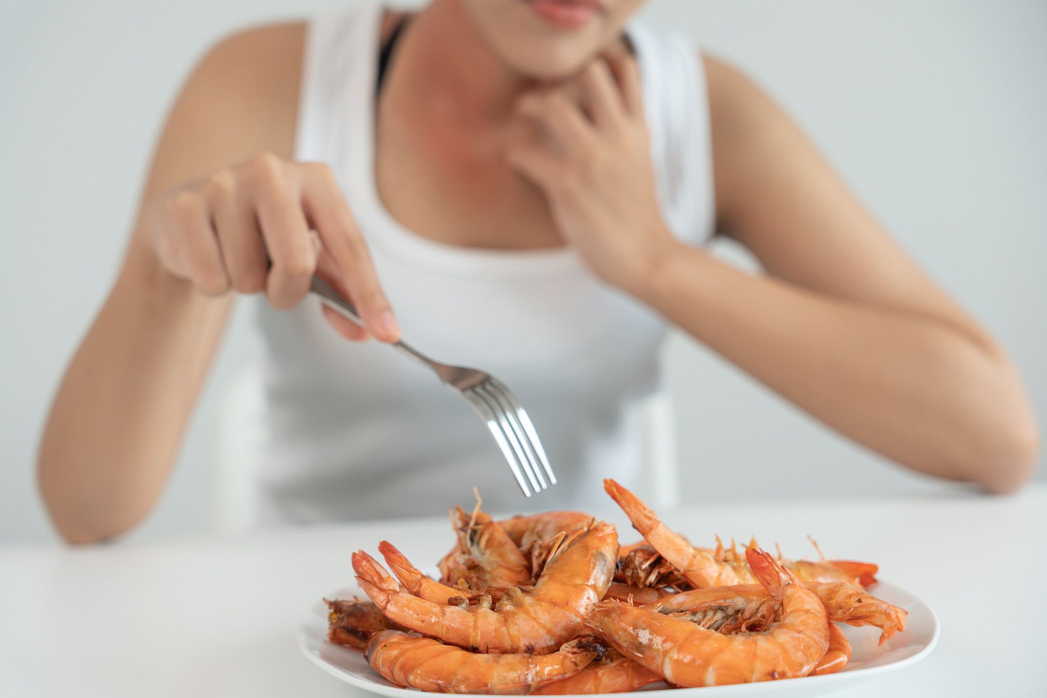 食物アレルギー、女性はエビを食べた後のかゆみや発赤、魚介類アレルギー、かゆみ、発疹、腹痛、下痢、胸の圧迫感、意識不明、死、重度のアレルギーを避ける反応があります