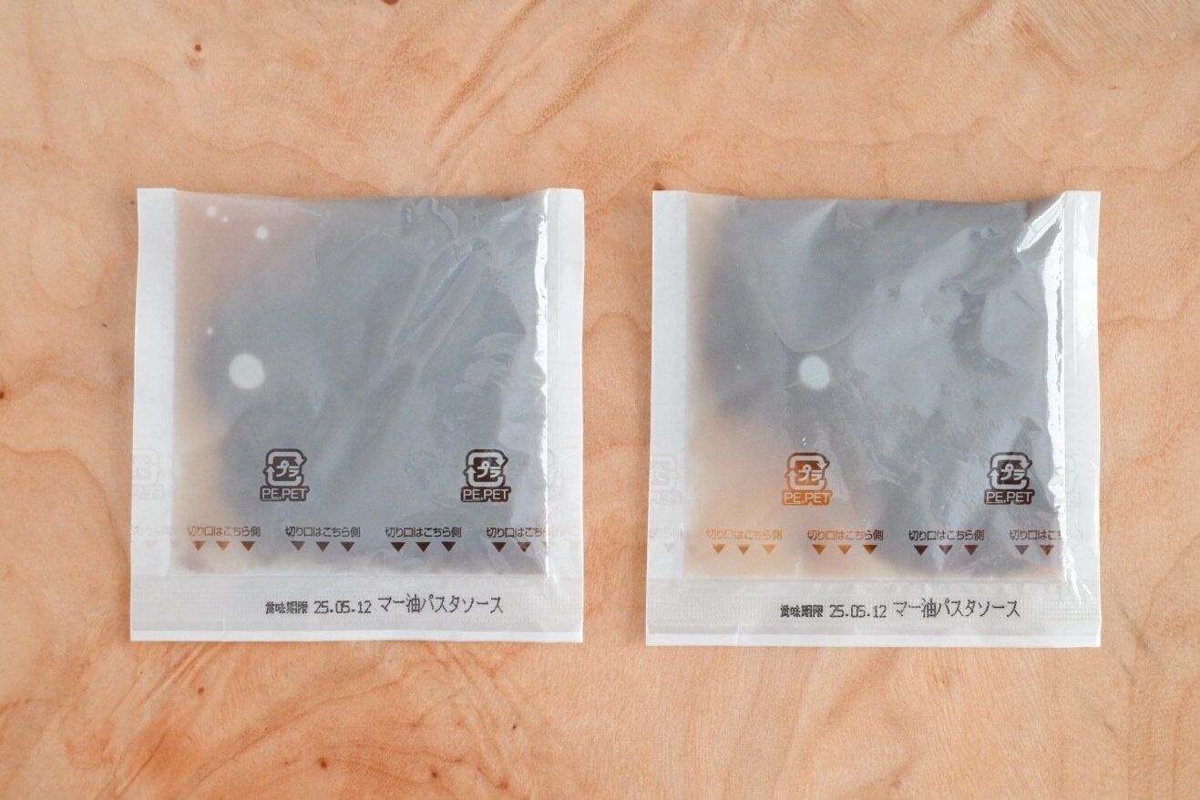 テーブルにのったマー油の和風パスタソース