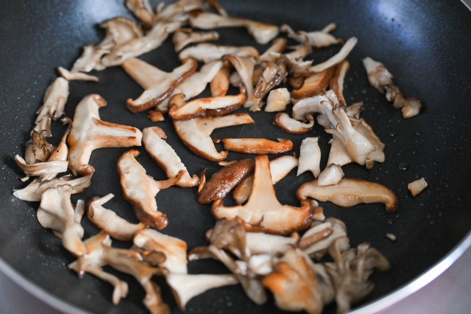 フライパンに入った加熱したきのこ