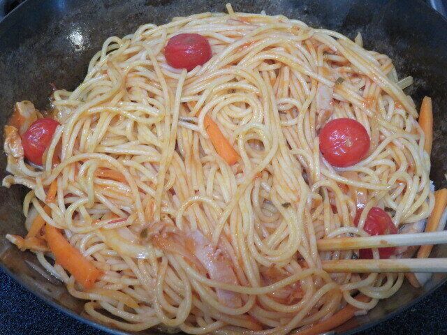 トマト入りパスタ