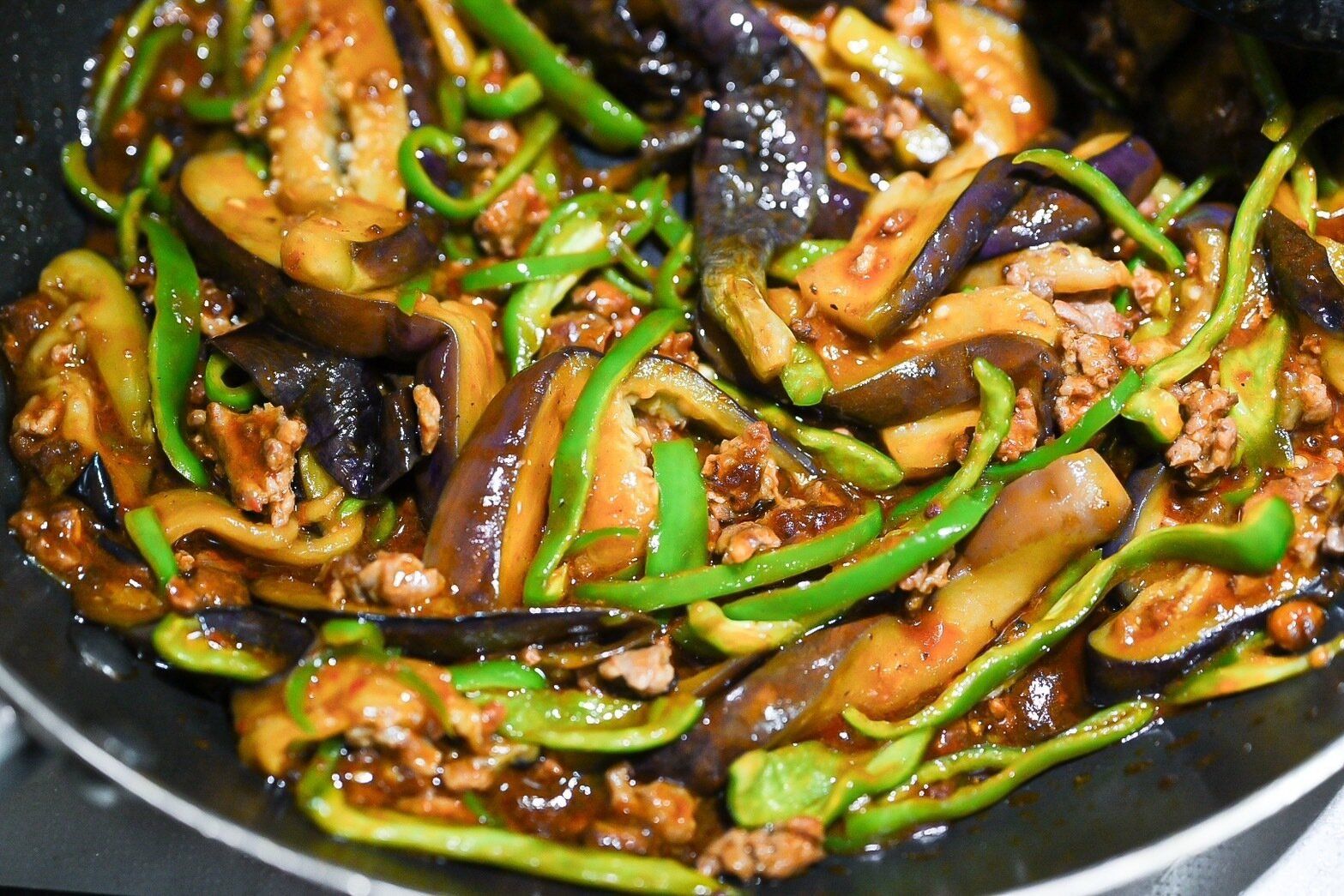 フライパンに入った完成した麻婆茄子