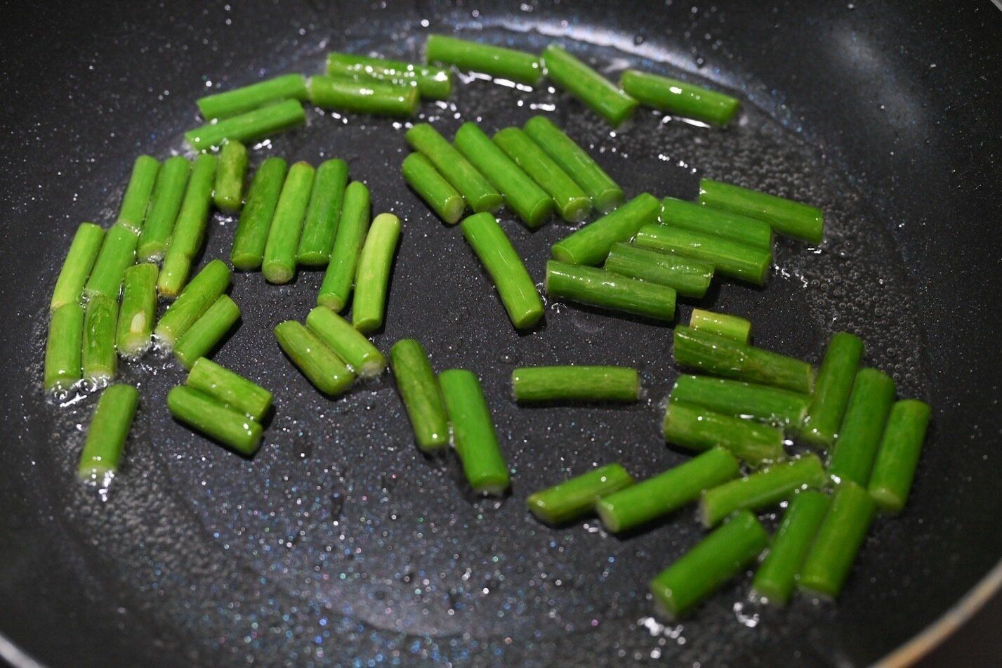 加熱したにんにくの芽