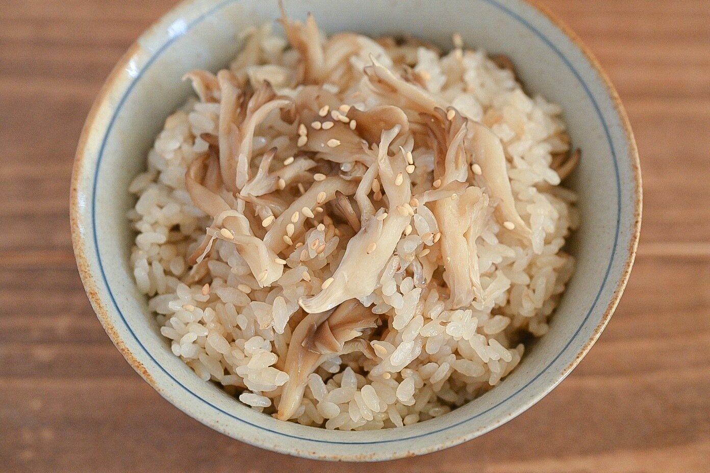 茶碗に入ったまいたけの炊き込みごはん