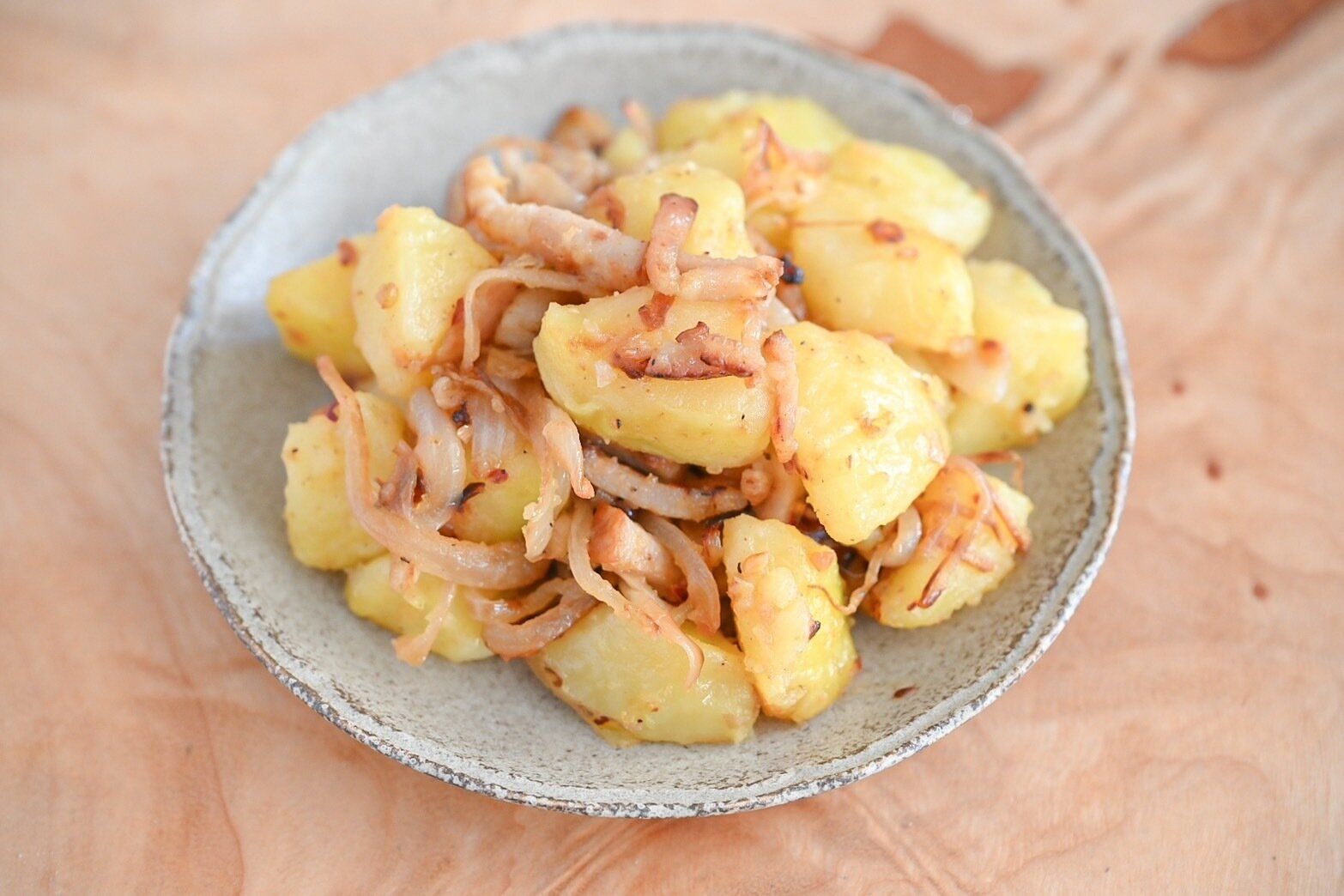 皿にのったピリ辛ジャーマンポテト