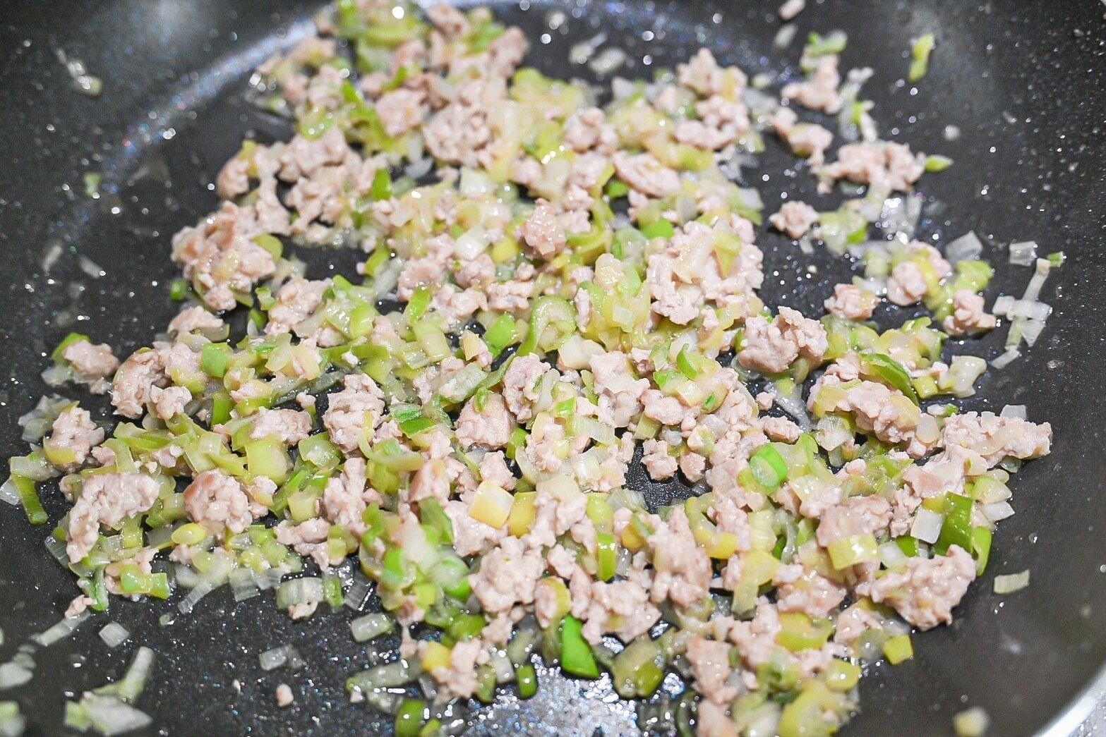 炒めたひき肉と長ねぎ