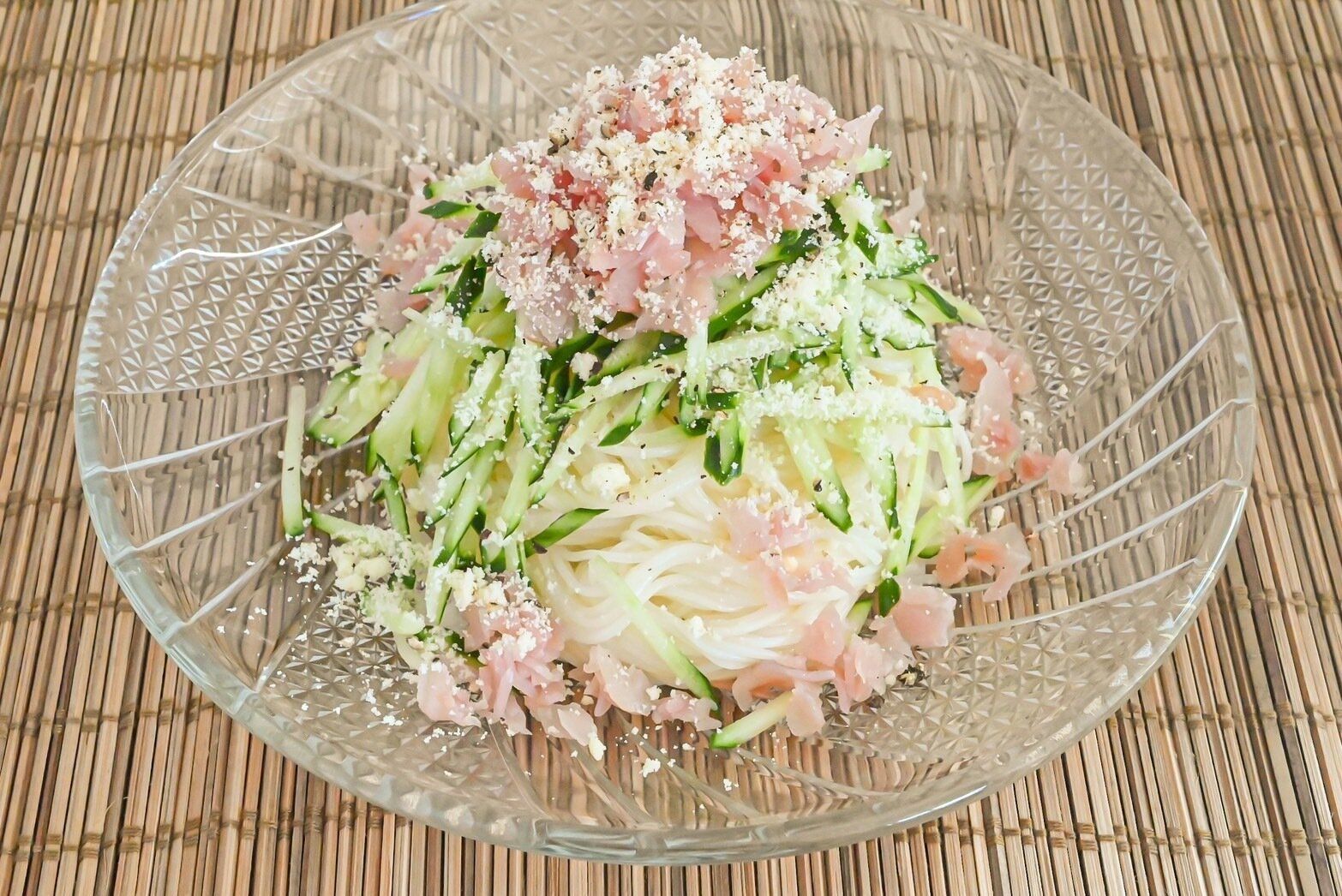 皿に盛られた生ハムときゅうりのそうめん