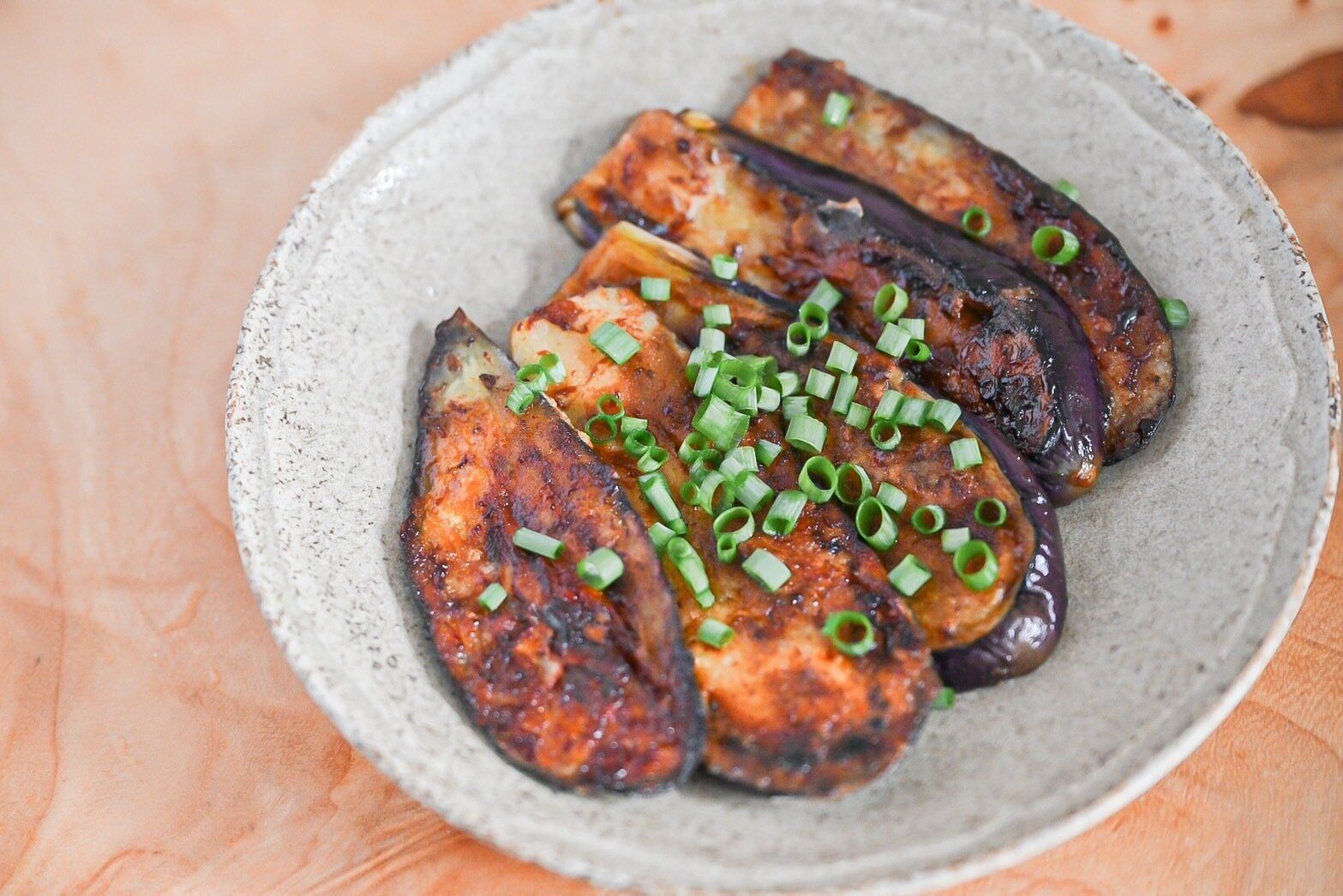 皿にのったなすの蒲焼
