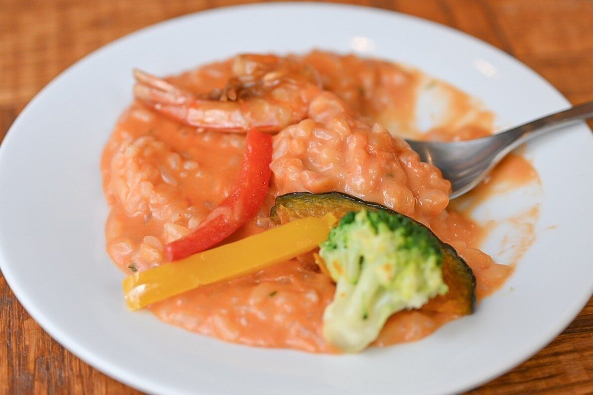 皿にのった海老の旨みをとじ込めた濃厚ビスク風リゾット