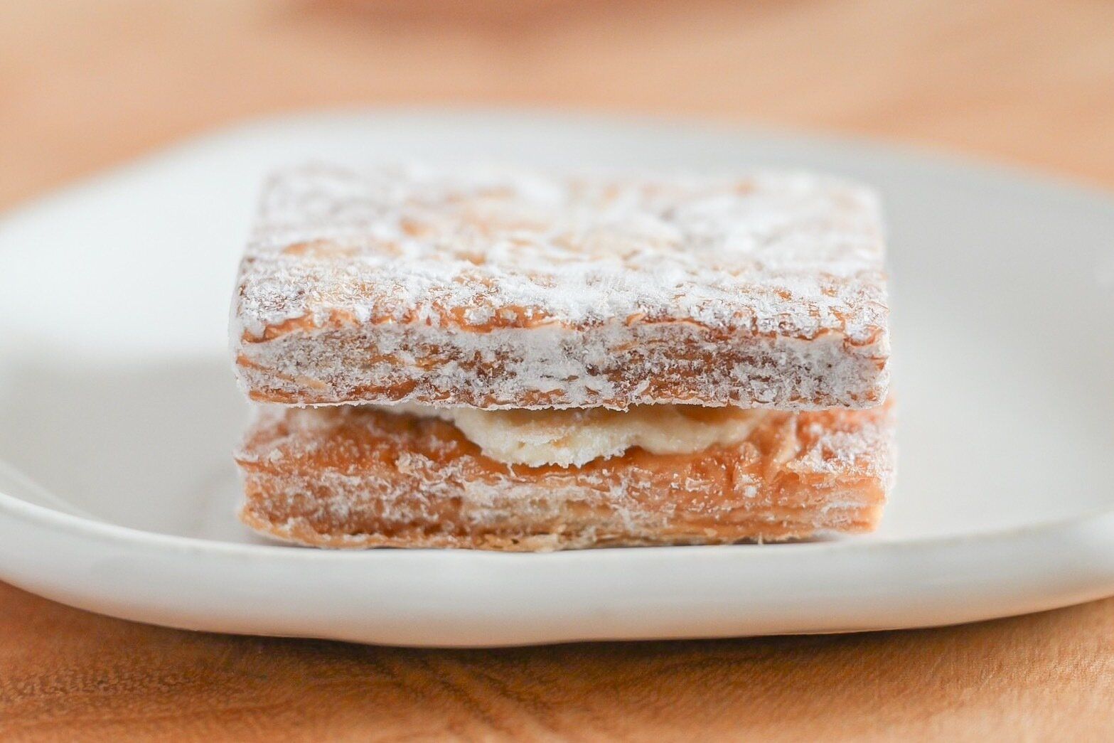 皿にのった発酵バターパイのクリームサンド