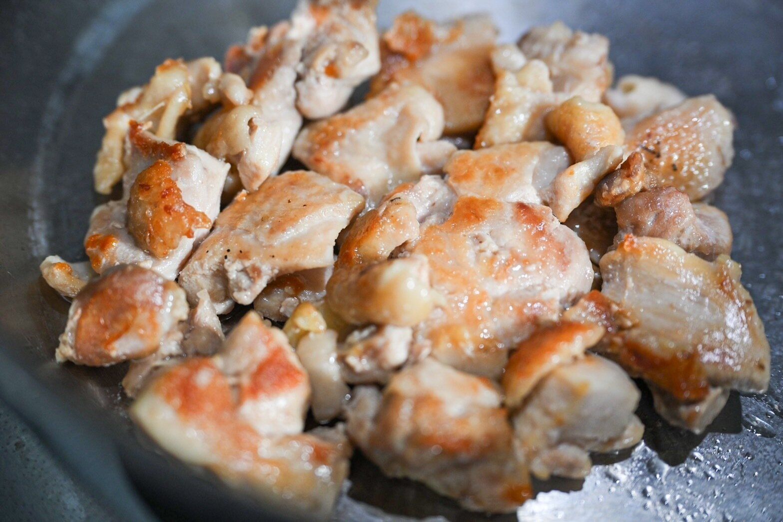 フライパンに入った鶏もも肉