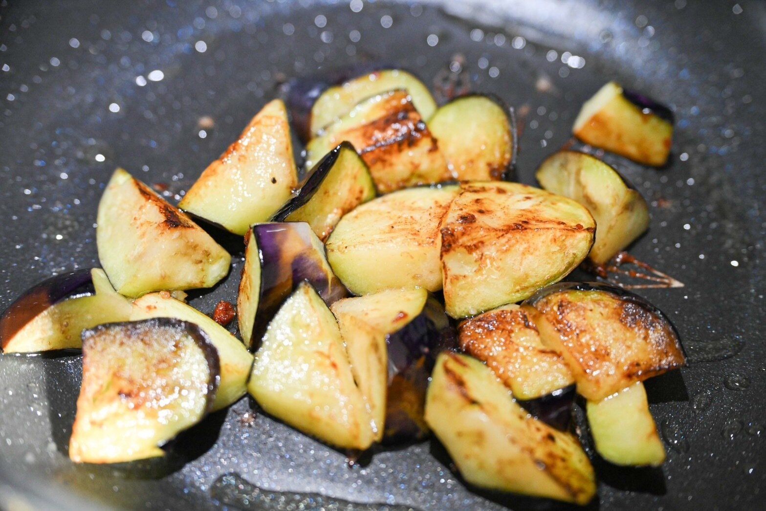 フライパンで加熱したなす