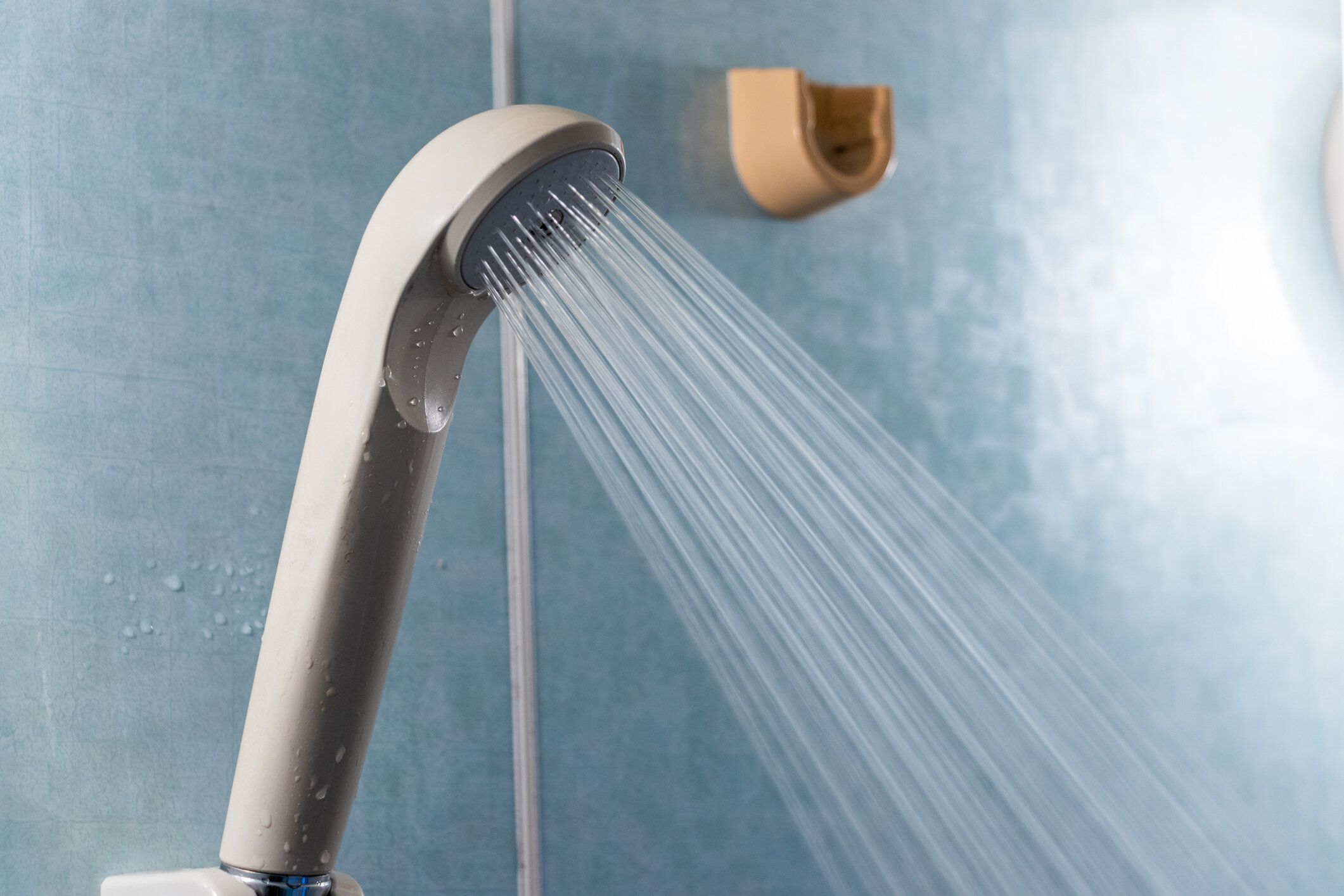 シャワーヘッドが水を吹き飛ばす