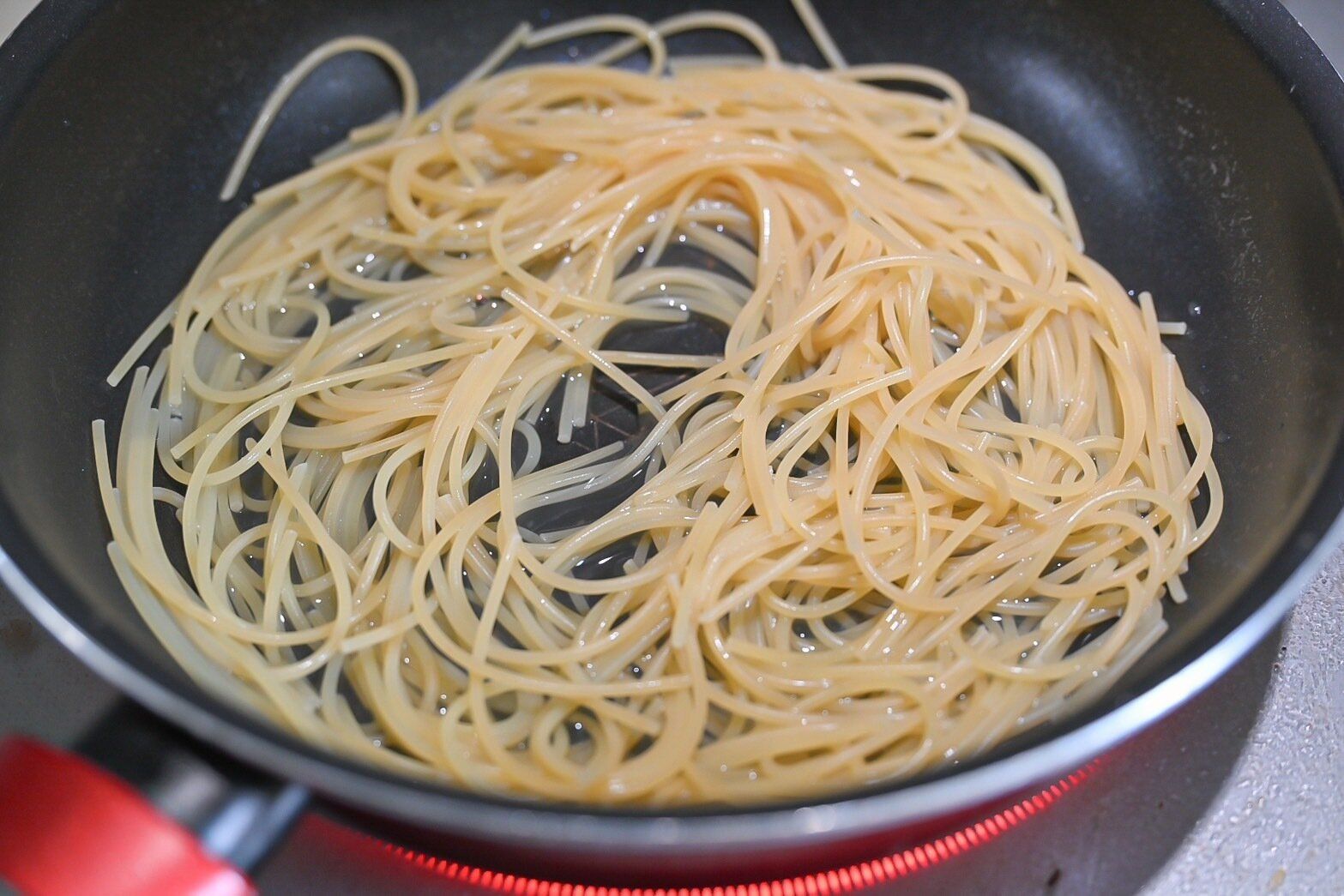 フライパンに入ったパスタ