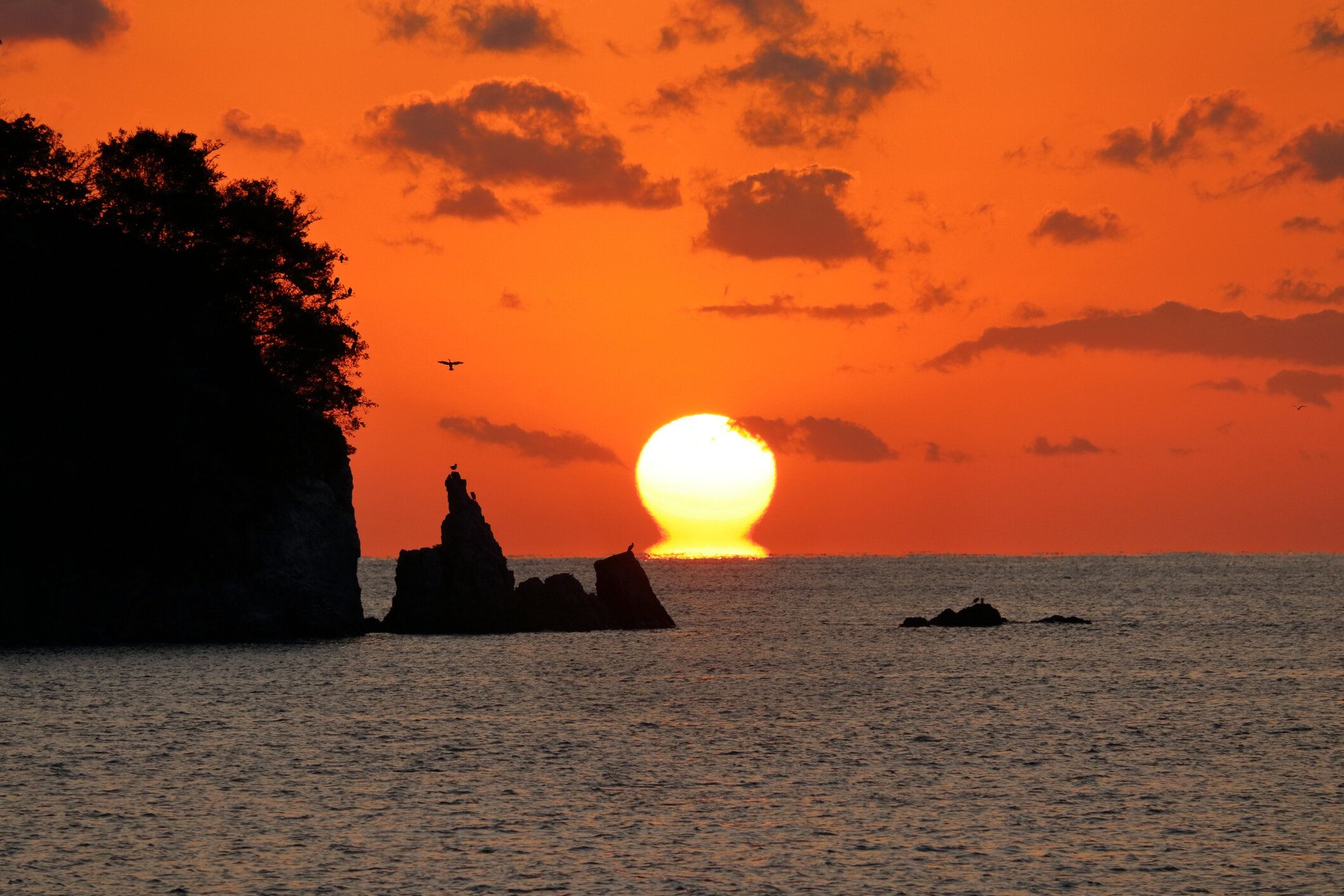 だるまサンセットと観陽島(高知県宿毛市寛洋島公園)