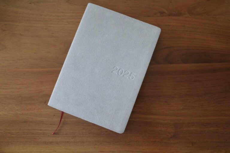 スエード調と色合いがかわいすぎる！無印良品の2025年のスケジュール帳は持てば気分が上がること間違いなし