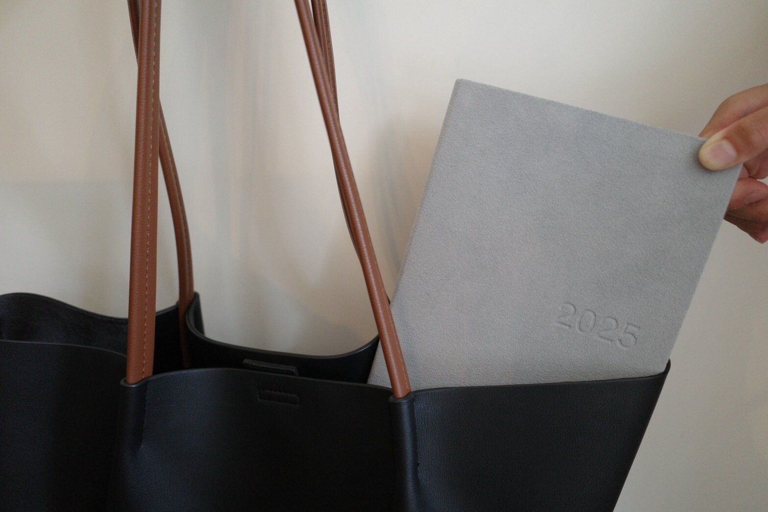 スエード調と色合いがかわいすぎる！無印良品の2025年のスケジュール帳は持てば気分が上がること間違いなし