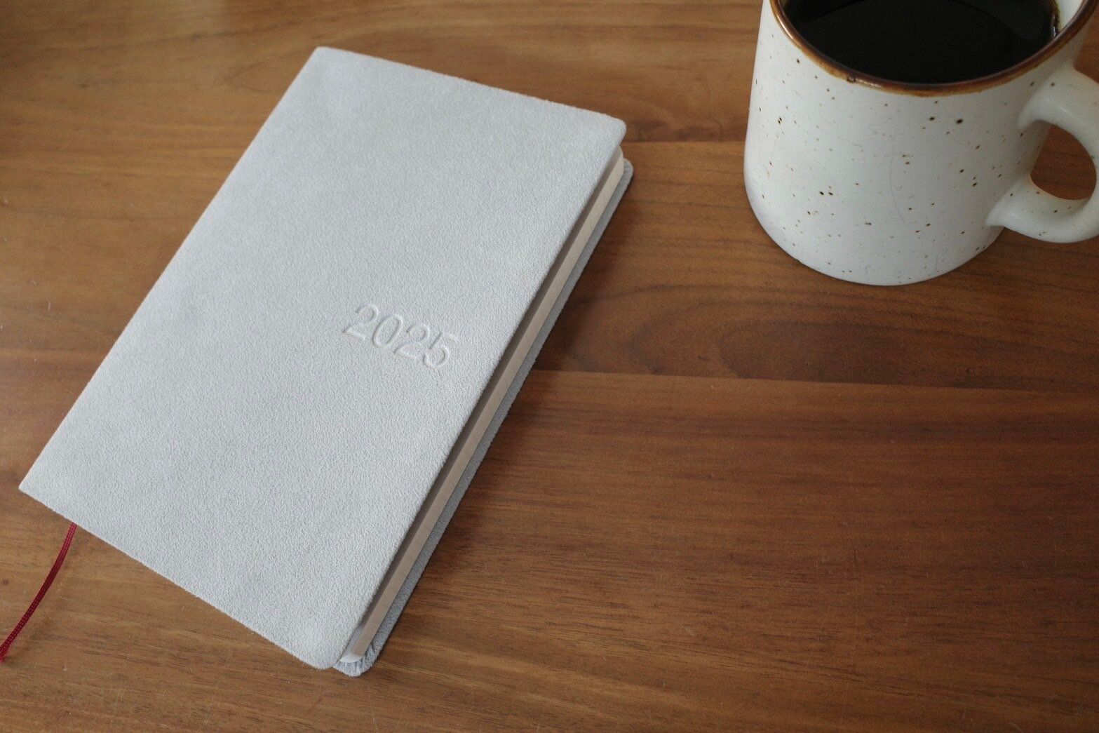 スエード調と色合いがかわいすぎる！無印良品の2025年のスケジュール帳は持てば気分が上がること間違いなし