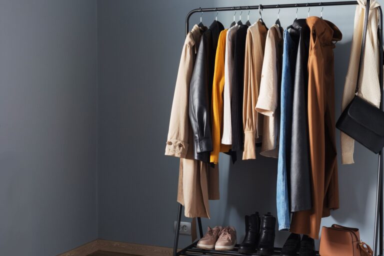 【GU】モノトーンのシャツは変化球であか抜ける！40代にぴったりの着こなし方